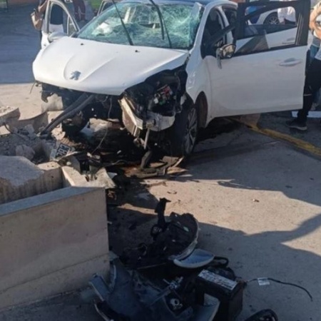 Un auto chocó contra un paredón en el Torreón: un muerto y tres heridos