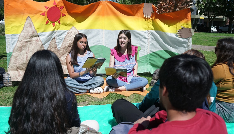 Con la presencia de 500 estudiantes se realizó la Maratón de Lectura en la Plaza Dardo Rocha