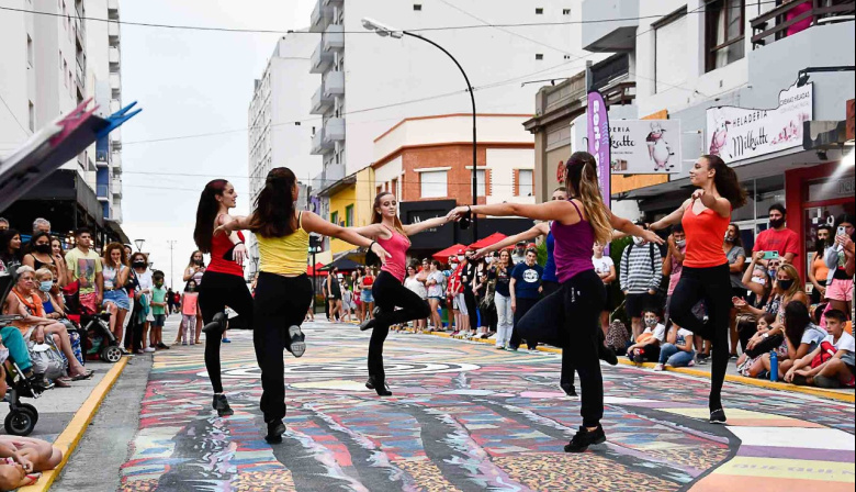 Convocan a artistas callejeros para coordinar el uso de espacios públicos durante la temporada