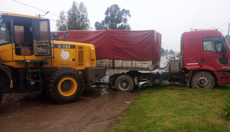 Se infraccionó a un camión por circular en calles de tierra durante días de lluvia