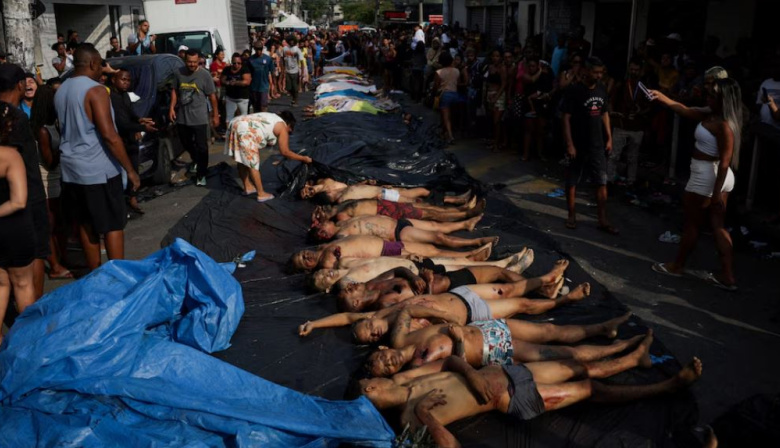 Civiles trasladaron más de 60 cadáveres a una plaza de Río de Janeiro: los hallaron en una zona boscosa