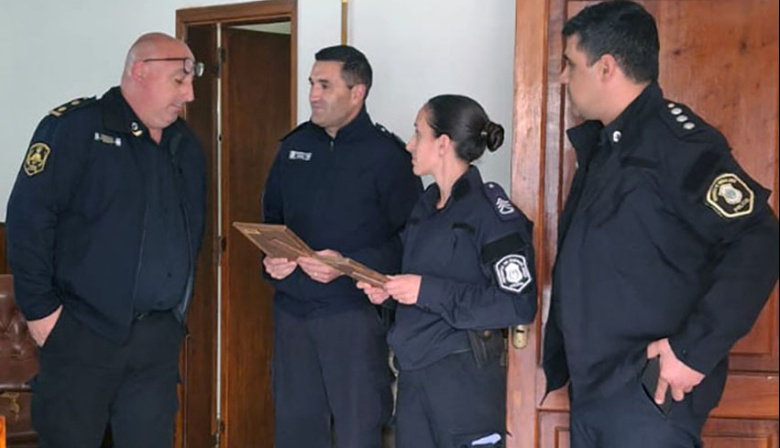 Reconocen a dos policías que detuvieron a un arrebatador mientras estaban de franco