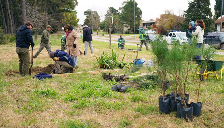 Se realizó una jornada de plantación de nuevas especies en el Parque Miguel Lillo