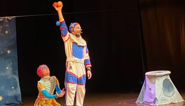“Viatrix, un payaso en la luna”: función distendida e inclusiva en el Teatro Municipal