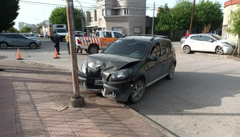 Choque en 57 y 72: un auto terminó sobre la vereda y otro impactó contra un poste