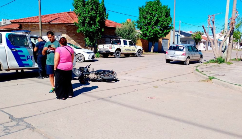 Una motociclista resultó herida tras un choque en 50 y 73