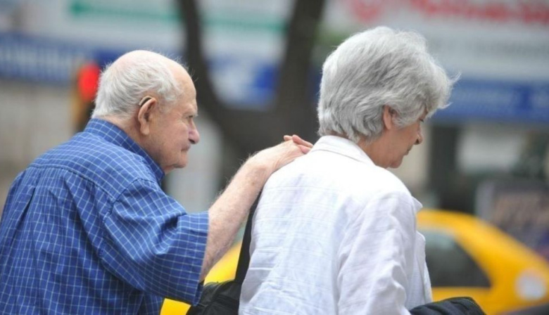 El Gobierno oficializó el pago del bono de $70.000 para jubilados y pensionados en noviembre