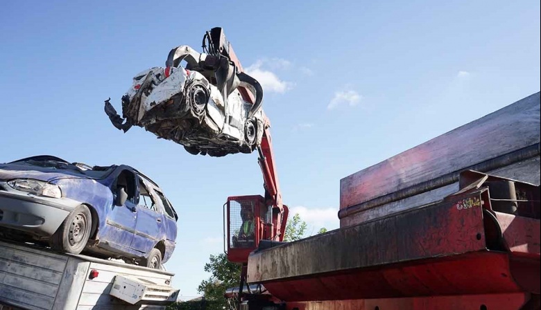 Limpeza: Comenzó la compactación de casi 700 vehículos secuestrados