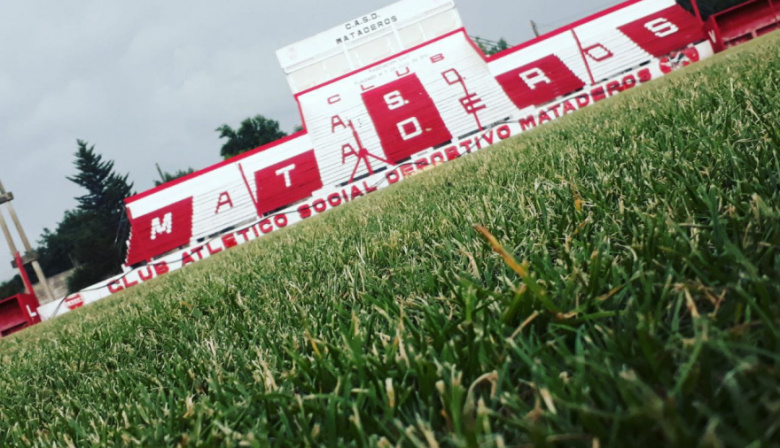 El Club Mataderos lanza una campaña para dotar de iluminación su cancha principal