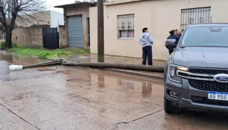 Choque en 71 y 48: una camioneta derribó una columna de alumbrado