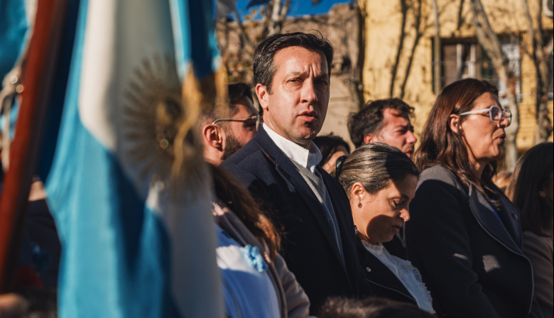 “Más y mejor educación para una patria libre”: emotivo acto de promesa a la bandera con más de mil alumnos necochenses