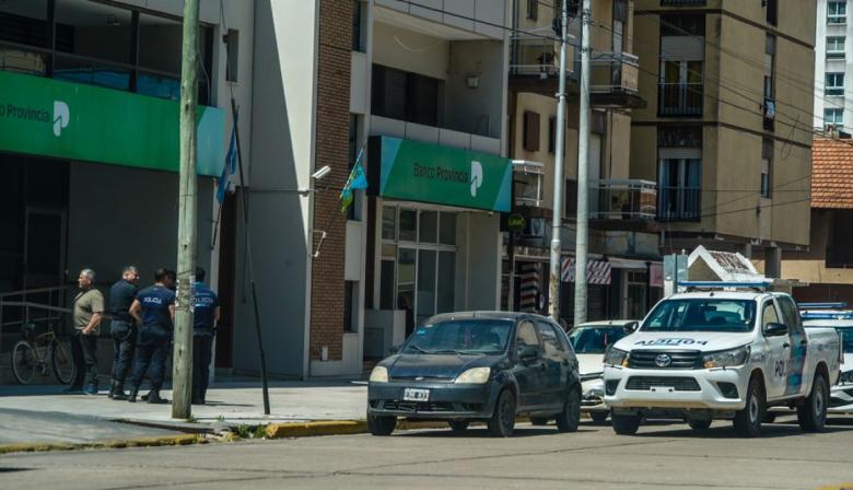 Fuerte operativo policial en el Banco Provincia de la playa por un bolso con un arma y millones de pesos