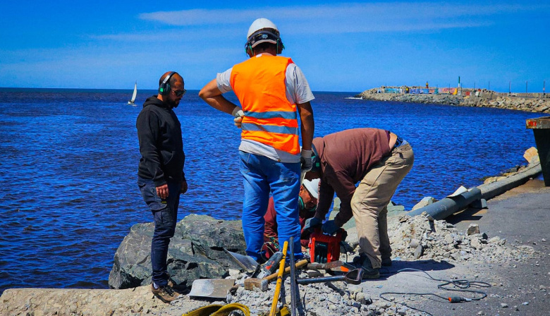 Puerto Quequén avanza con el reemplazo de columnas de alumbrado en la Escollera Sur