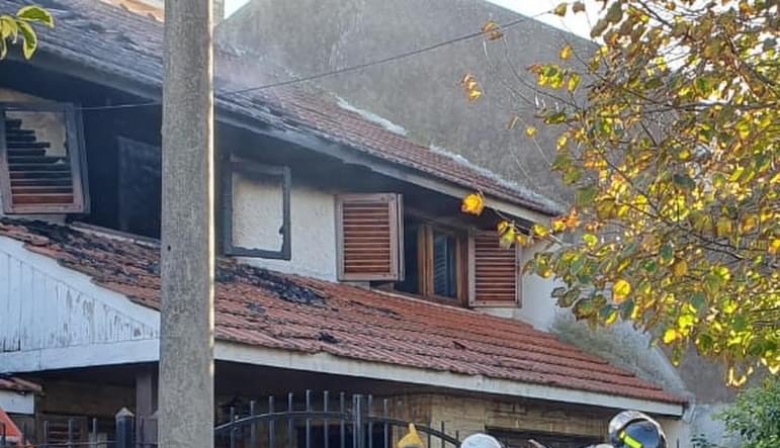 Incendio en vivienda deja dos personas hospitalizadas por inhalación de humo