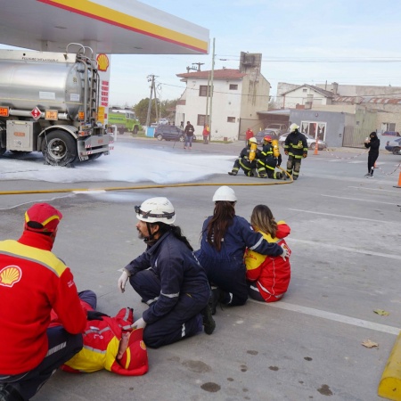 Defensa Civil participó en simulacro de incendio en una estación de servicio