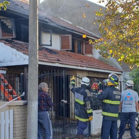 Incendio en vivienda deja dos personas hospitalizadas por inhalación de humo