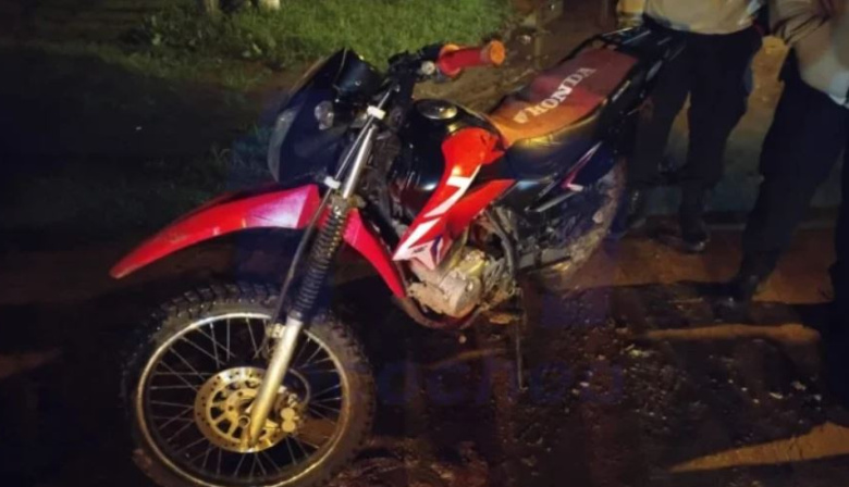 Persecución en la madrugada: abandonó una moto robada y escapó a pie