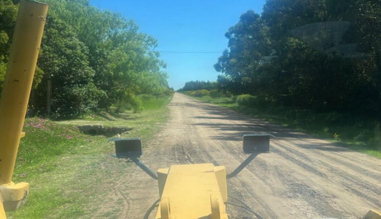 El EMSUR refuerza el mantenimiento rural pese a las lluvias: avanzan las mejoras en caminos del distrito