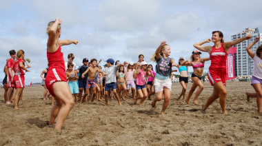 El equipo de Gimnasia Danesa brinda talleres gratuitos en la playa y el parque