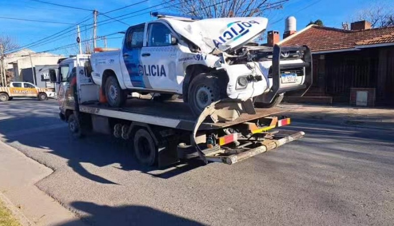 Un patrullero se estrella contra un camión estacionado en Necochea
