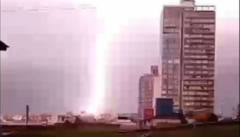 Video: Impresionante caída de un rayo en Miramar quedó grabada en video