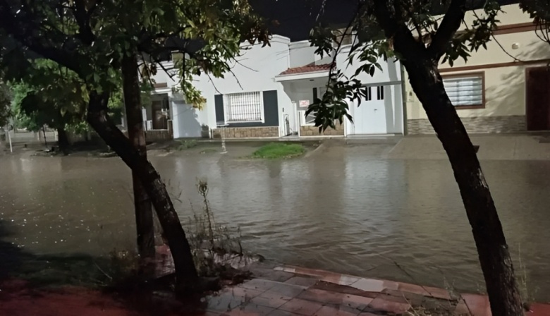 Bahía Blanca bajo el agua otra vez: calles anegadas, evacuados y temor ante cada tormenta