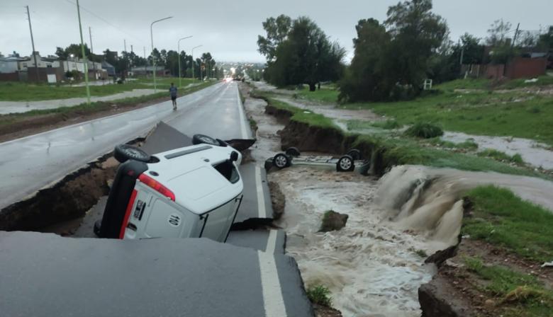 Tragedia en Bahía Blanca: el temporal dejó 16 muertos y cuatro personas siguen desaparecidas