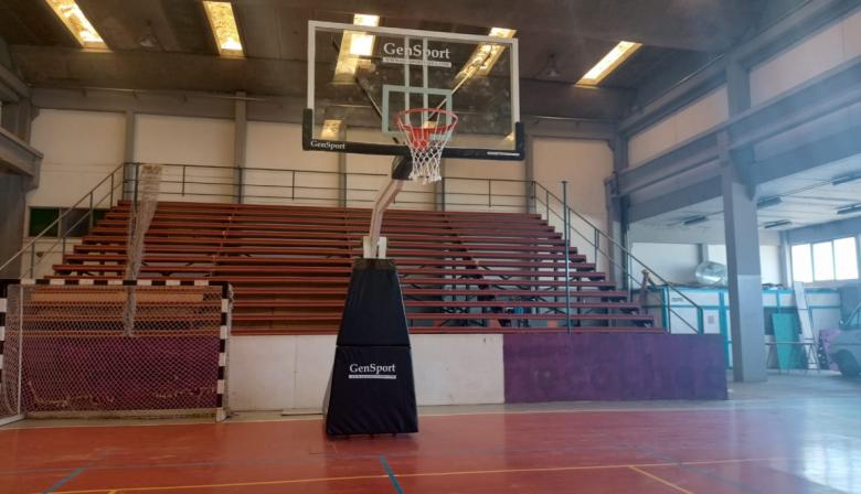 Se instalaron nuevas jirafas de básquet en el Polideportivo Municipal