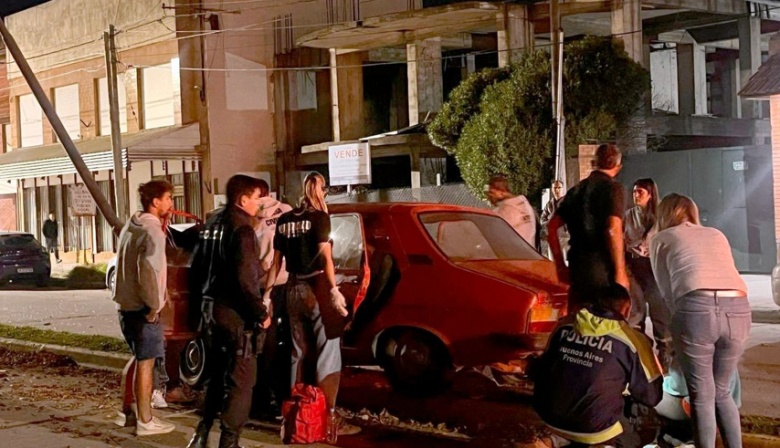 Conducía alcoholizado, chocó una columna y quedó atrapado