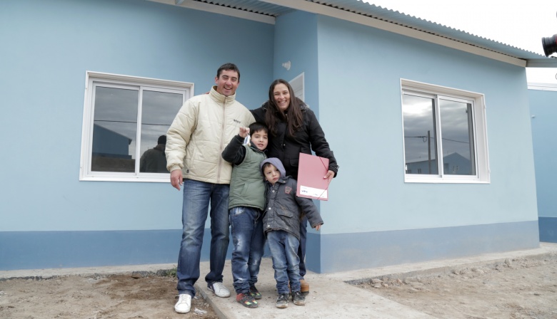 ¿Cuánto tiene que ganar una familia para acceder a un crédito hipotecario UVA y comprar una vivienda de USD 100.000?