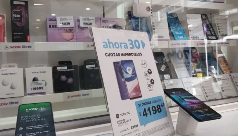 Milei baja aranceles y promete celulares hasta 30% más baratos