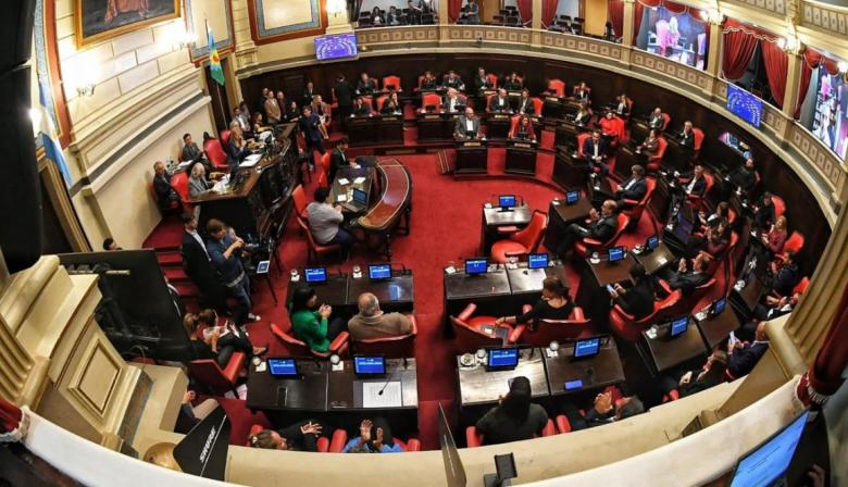 Reelección indefinida también para intendentes: fuerte jugada oficilista en la Legislatura bonaerense