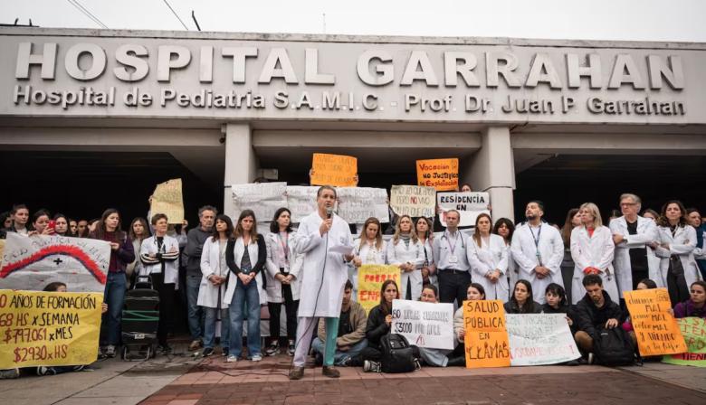 El Gobierno se reunió con residentes del Garrahan pero no realizó ninguna propuesta salarial