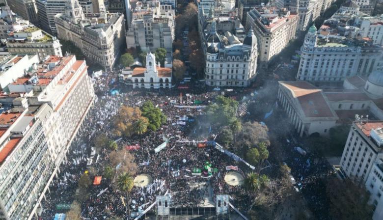 Cristina Kirchner envió un mensaje desde su casa a una multitud que colmó Plaza de Mayo