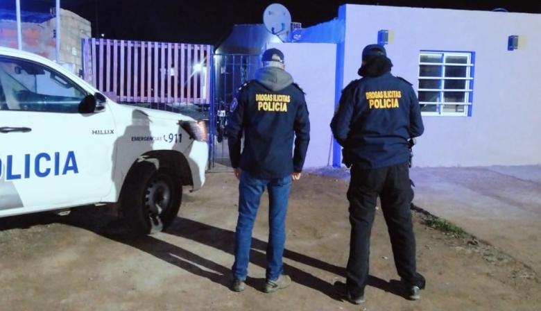 Allanamiento en Quequén: secuestran armas, cocaína y detienen a tres personas por narcomenudeo