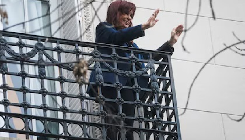 ¿Puede salir al balcón? Cristina Kirchner le pregunta a la Justicia si puede tomar aire sin violar la prisión domiciliaria