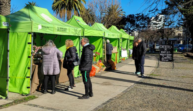 Con buena respuesta de los vecinos se llevó a cabo una edición de la Feria El Mercado en la Villa Balnearia