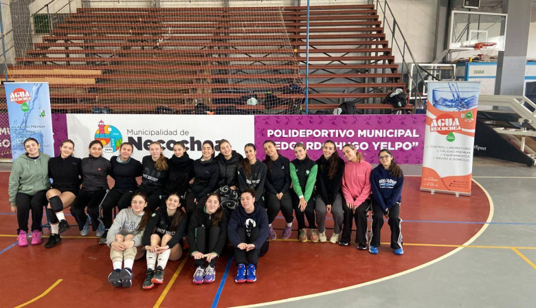 La selección de vóley femenino Sub 16 de la provincia estuvo entrenando en el Polideportivo Municipal