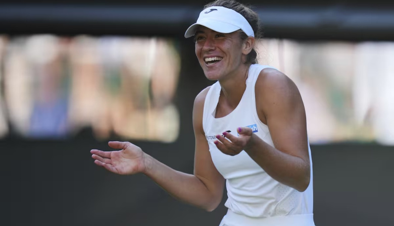 Batacazo de Solana Sierra en Wimbledon: eliminó a la local Boulter y rompió una racha de 16 años para el tenis argentino