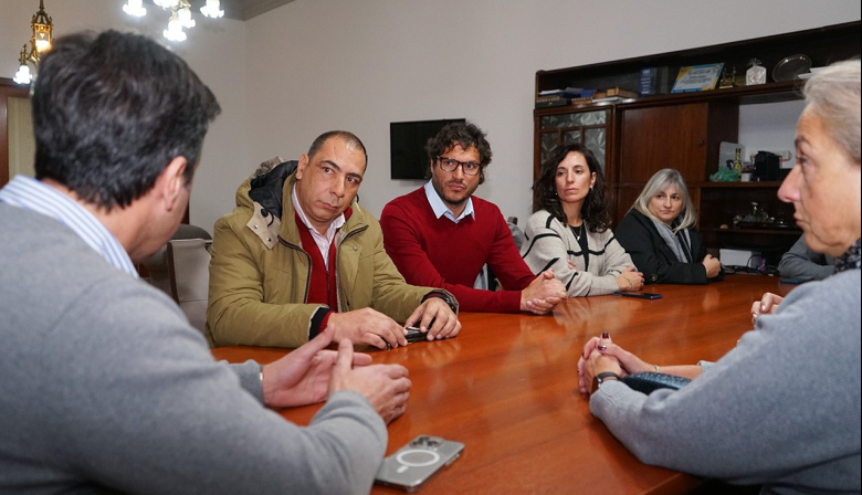 Rojas se planta ante PAMI y exige revertir la quita de cápitas que golpea a miles de jubilados