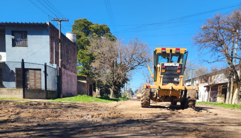 Una docena de motoniveladoras trabajan en simultáneo para mejorar el estado de las calles de tierra