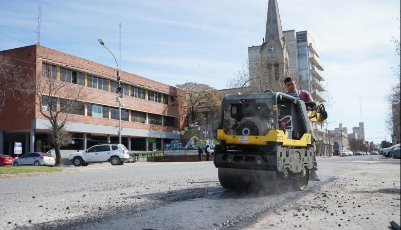 Realizan trabajos de bacheo con carpeta asfáltica en caliente en distintos puntos de la ciudad