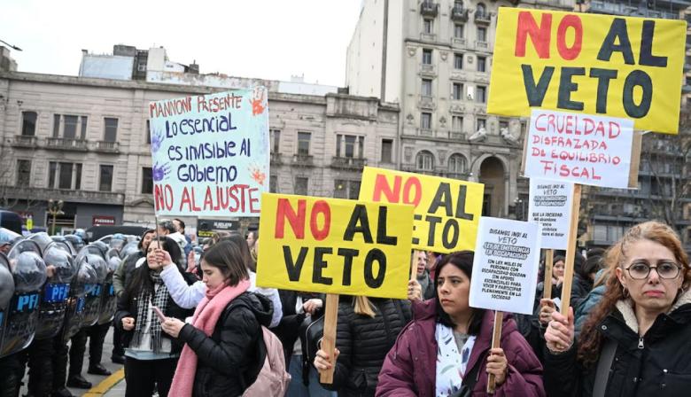 Masiva marcha en el país y en Necochea en rechazo al veto de Milei a la Emergencia en Discapacidad.