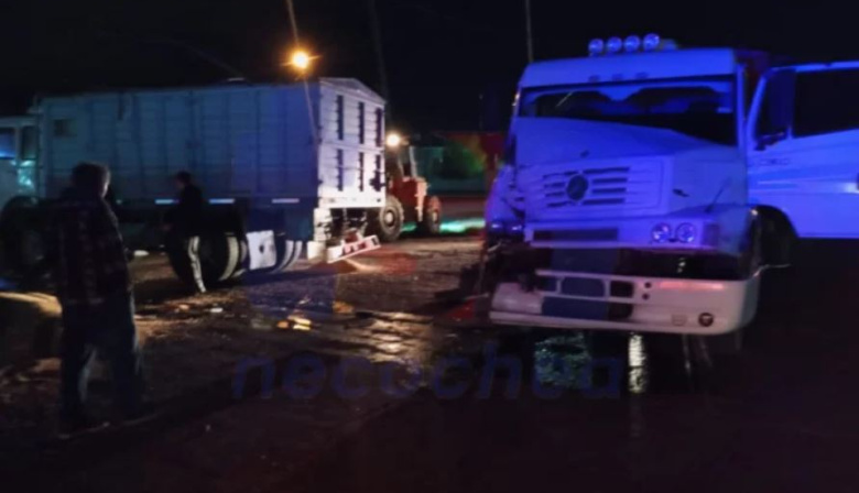 Choque y vuelco entre dos camiones en Quequén: solo daños materiales