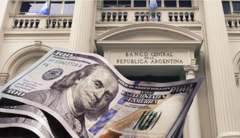 En otra jornada negra, el Banco Central vendió USD 678 millones en el mercado para frenar la suba del dólar
