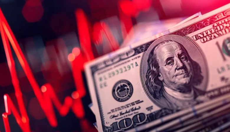 En otra jornada negra, el dólar volvió a subir, tocó un precio récord y quedó muy cerca del techo de la banda cambiaria