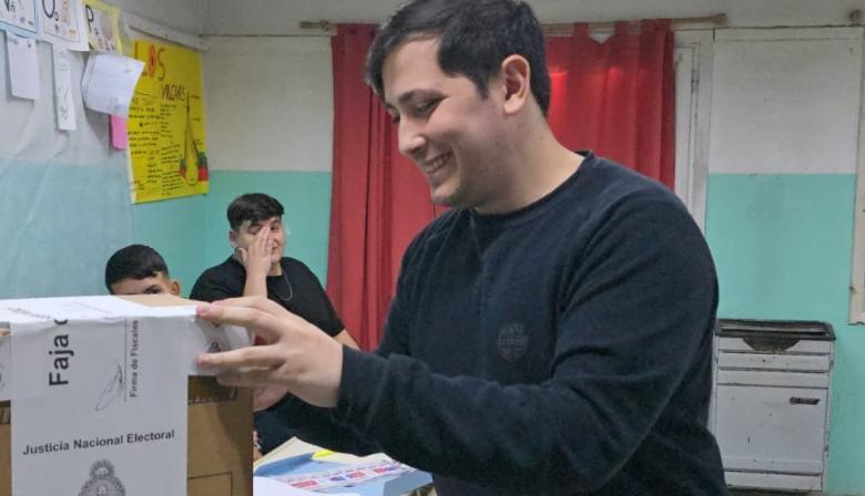 El youtuber Mariano Pérez votó en Necochea y se mostró cercano a los vecinos