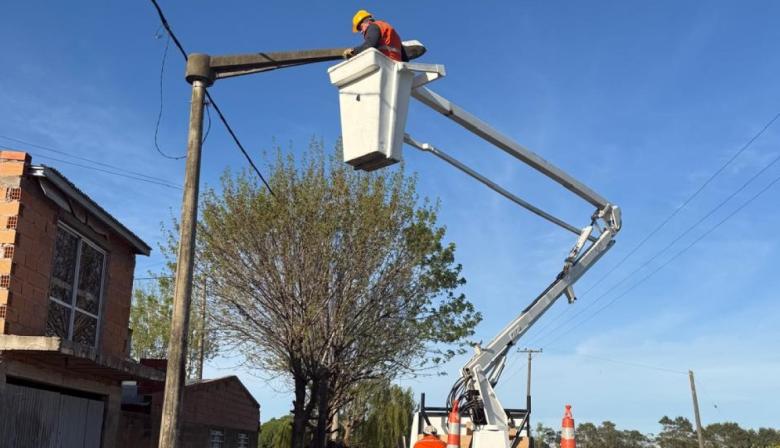 Avanza el recambio de luminarias en Quequén: comenzaron los trabajos en el Barrio Titanic