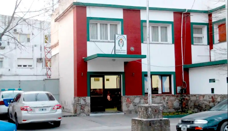 Dos jóvenes aprehendidos cuando intentaban llevarse una batería de un auto