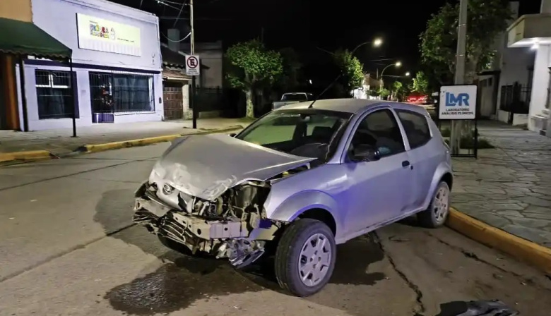 Fuerte choque entre una camioneta y un auto en Quequén